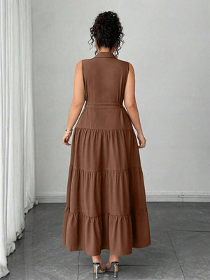 Primer plano del torso de una mujer con un vestido camisero café con cuello y botones.