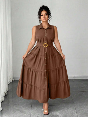 Detalle de la falda larga con volantes en capas de un vestido maxi color café.