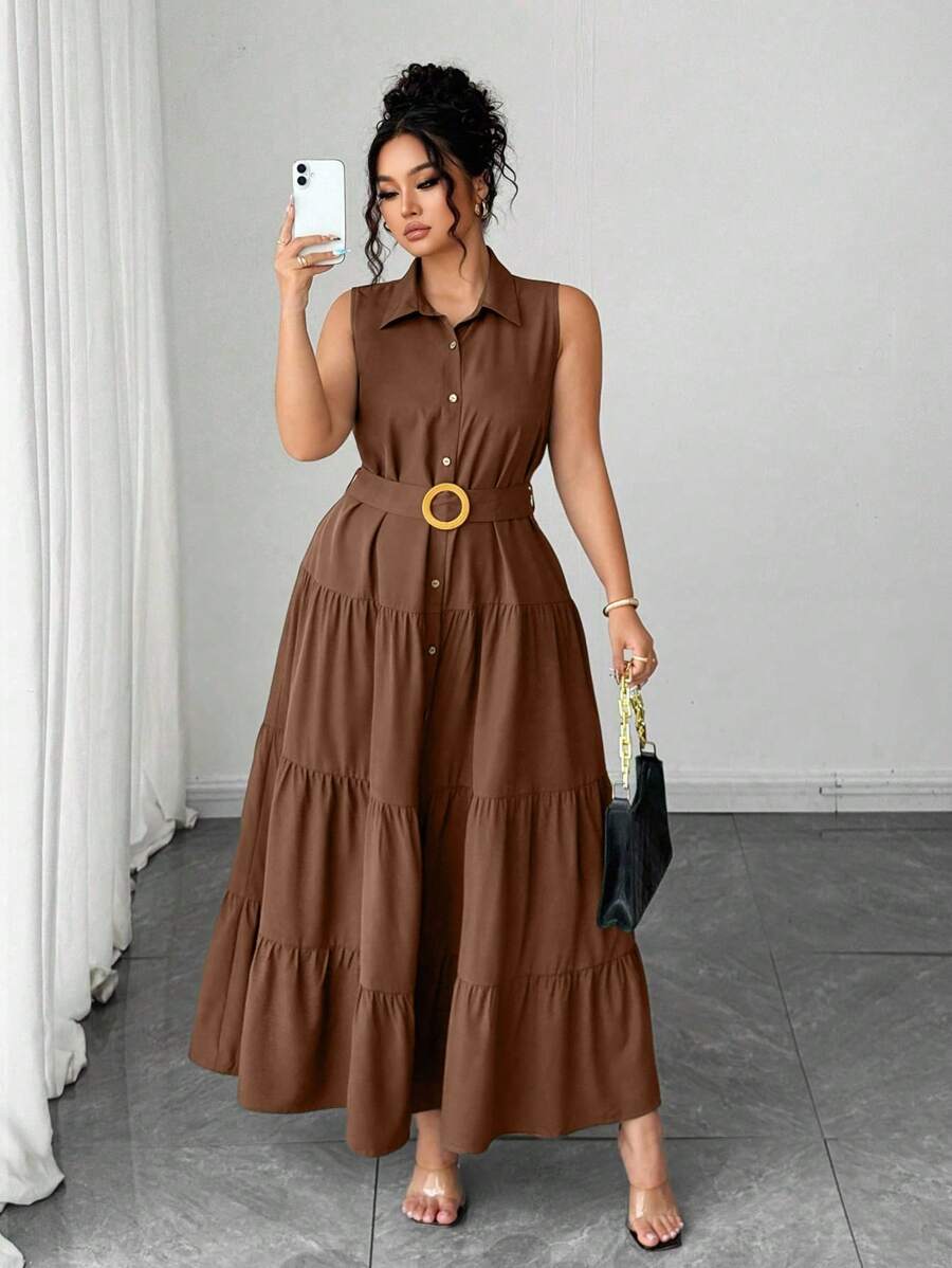 Mujer modelando un vestido camisero maxi de color café, sin mangas y con cinturón.