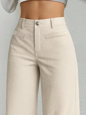Pantalón Largo Albaricoque Pierna Recta detalle de botón y cremallera
