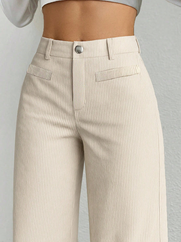 Pantalón Largo Albaricoque Pierna Recta detalle de botón y cremallera
