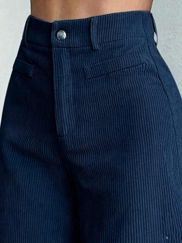 Primer plano de la cintura y el bolsillo de un pantalón de pana de talle alto.