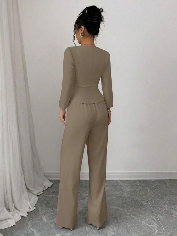 Primer plano del blazer caqui con escote en V y botones frontales de un conjunto formal de dos piezas.