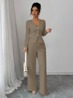 Detalle del pantalón de pierna ancha color caqui de un traje elegante para mujer.