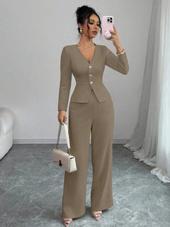Mujer modelando un conjunto elegante de dos piezas color caqui, compuesto por blazer entallado y pantalón de pierna ancha.