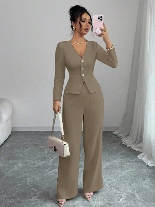 Mujer modelando un conjunto elegante de dos piezas color caqui, compuesto por blazer entallado y pantalón de pierna ancha.