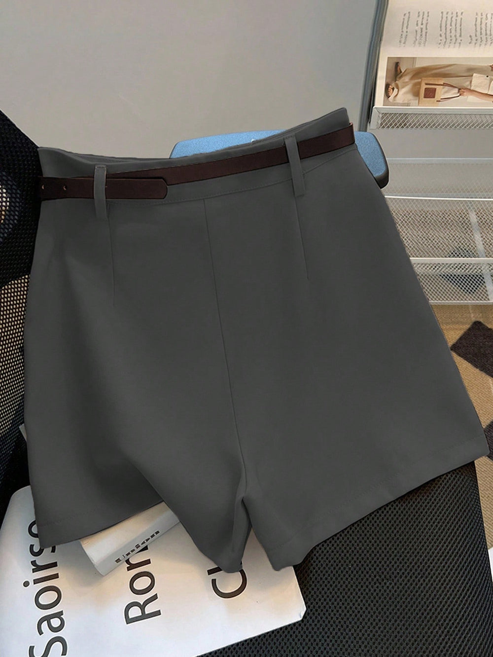 Imagen 1: Vista frontal del Short De Vestir Gris con cinturón oscuro.