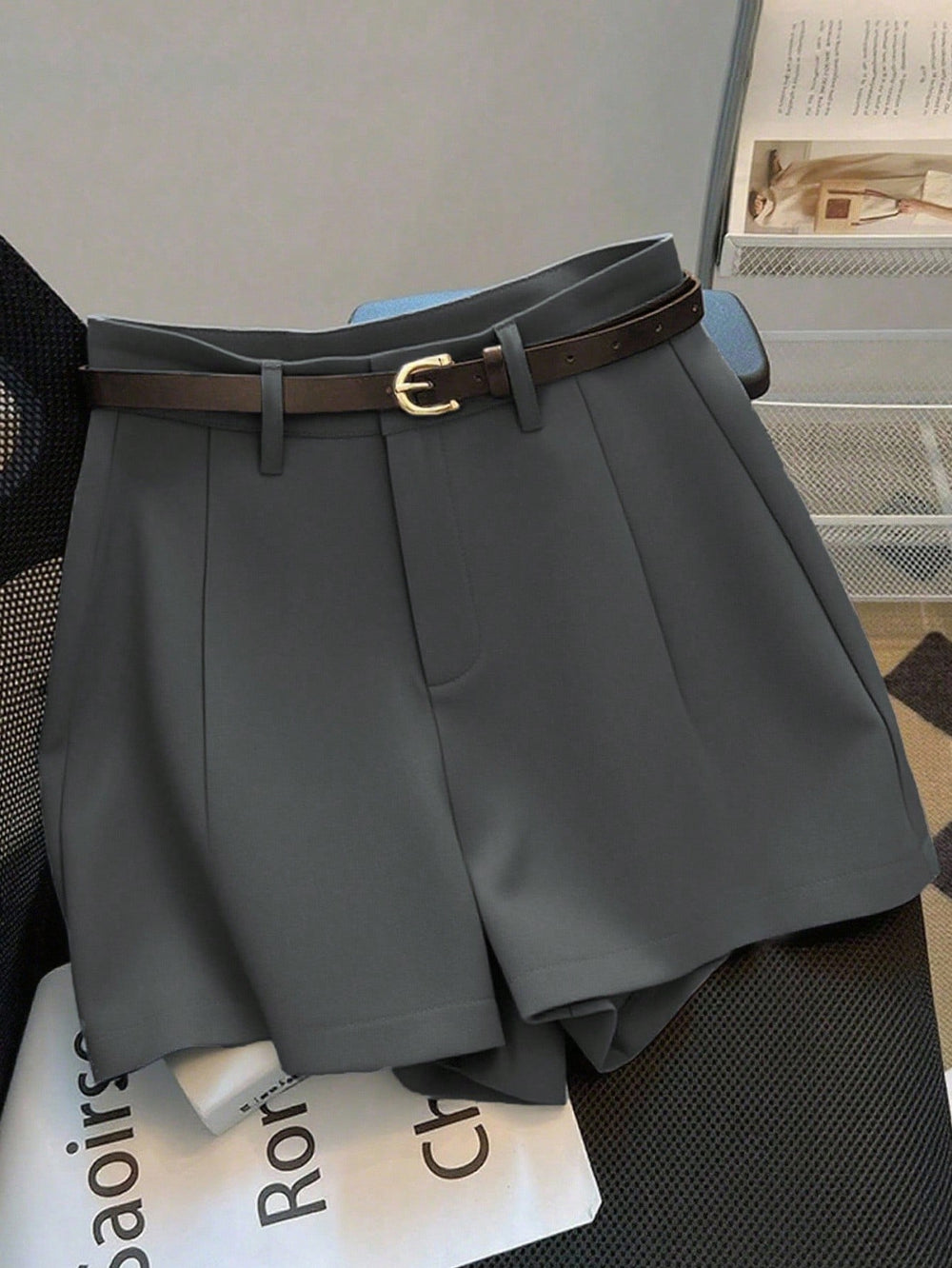 Imagen 1: Vista frontal del Short De Vestir Gris con cinturón oscuro.