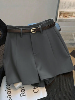 Imagen 1: Vista frontal del Short De Vestir Gris con cinturón oscuro.