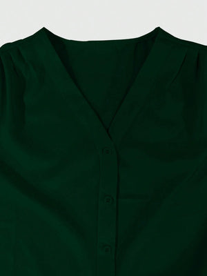 [Acercamiento al cuello en V y botones de la blusa verde oscuro elegante.]