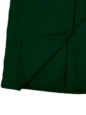 [Plano detalle del bajo y costuras de la blusa verde oscuro elegante.]