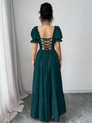 Vista trasera del vestido verde con corset entrelazado.