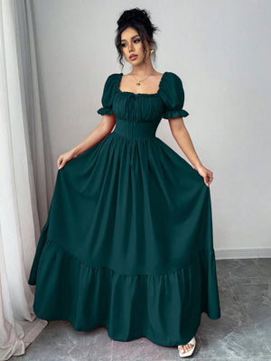 Vestido largo verde con volantes en el bajo y corte A línea.