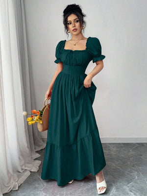 Detalle del escote fruncido y nudo ajustable del vestido verde elegante.