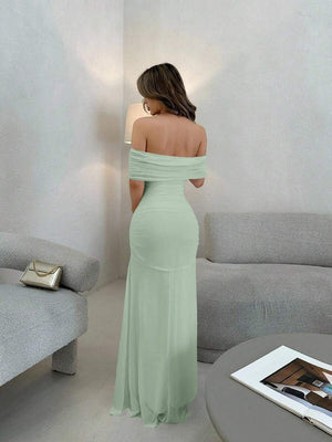 Primer plano del escote de hombros descubiertos y cuerpo fruncido de un vestido de noche verde menta.