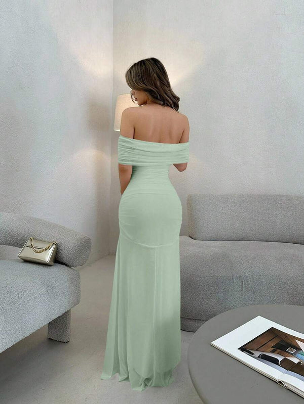 Primer plano del escote de hombros descubiertos y cuerpo fruncido de un vestido de noche verde menta.