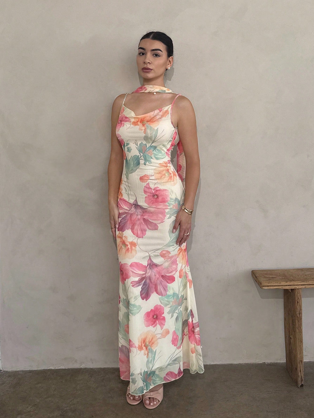 Vestido Largo Bohemio Rosa con estampado floral vista frontal
