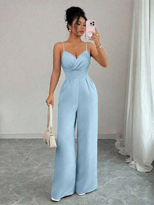 Detalle de los pantalones de pierna ancha de un jumpsuit elegante.