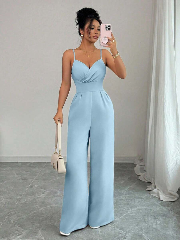 Detalle de los pantalones de pierna ancha de un jumpsuit elegante.