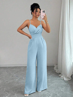 Mujer vistiendo un jumpsuit elegante de tirantes finos color azul cielo.