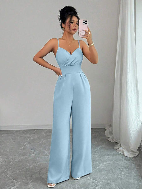 Mujer vistiendo un jumpsuit elegante de tirantes finos color azul cielo.