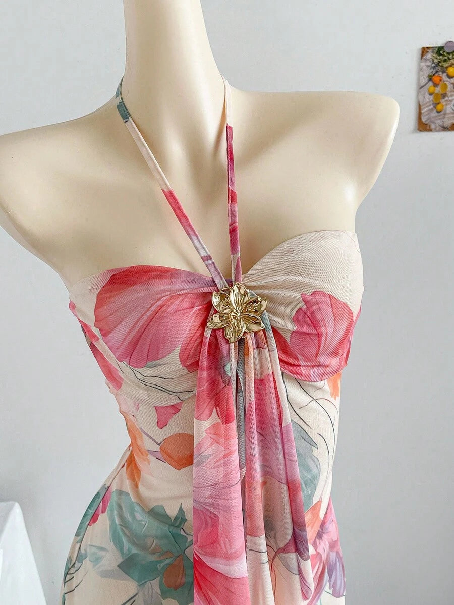 Vista completa de vestido largo floral estilo sirena con escote halter en un maniquí.