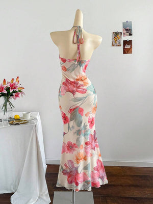 Parte inferior de un vestido largo floral con corte sirena, mostrando el estampado y el bajo fluido.