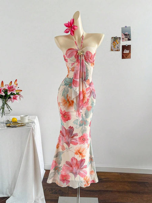 Vista completa de vestido largo floral estilo sirena con escote halter en un maniquí.
