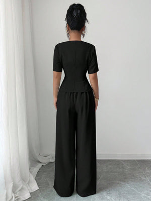 Conjunto elegante negro para oficina en vista trasera.