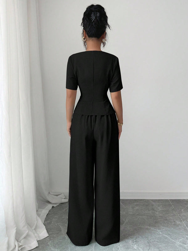 Conjunto elegante negro para oficina en vista trasera.