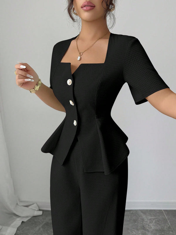 Blusa peplum negra con botones decorativos.