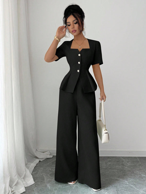 Conjunto elegante negro para oficina con detalle de escote cuadrado.