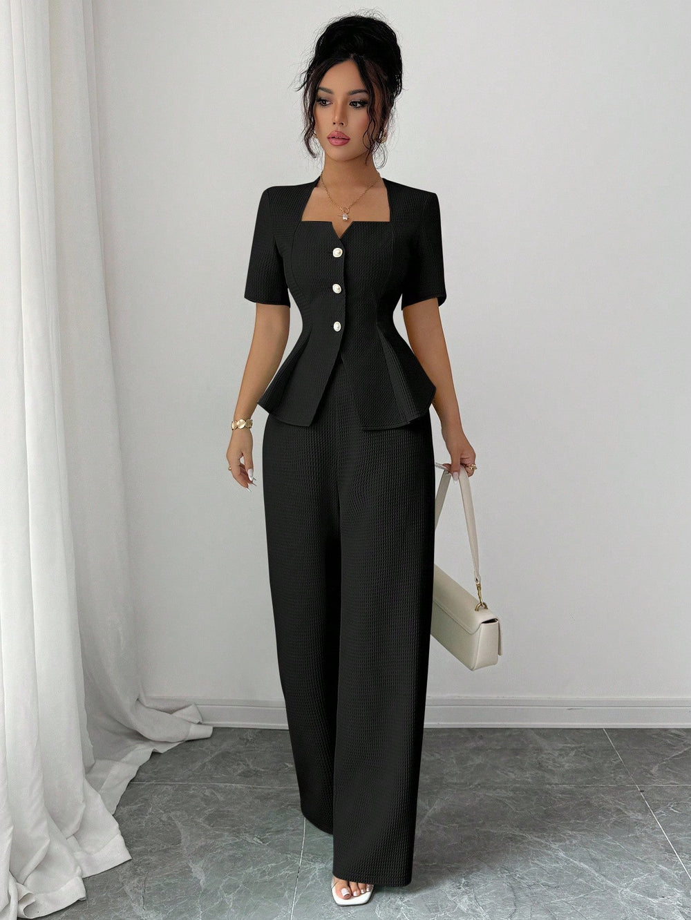 Conjunto elegante negro para oficina en vista frontal.