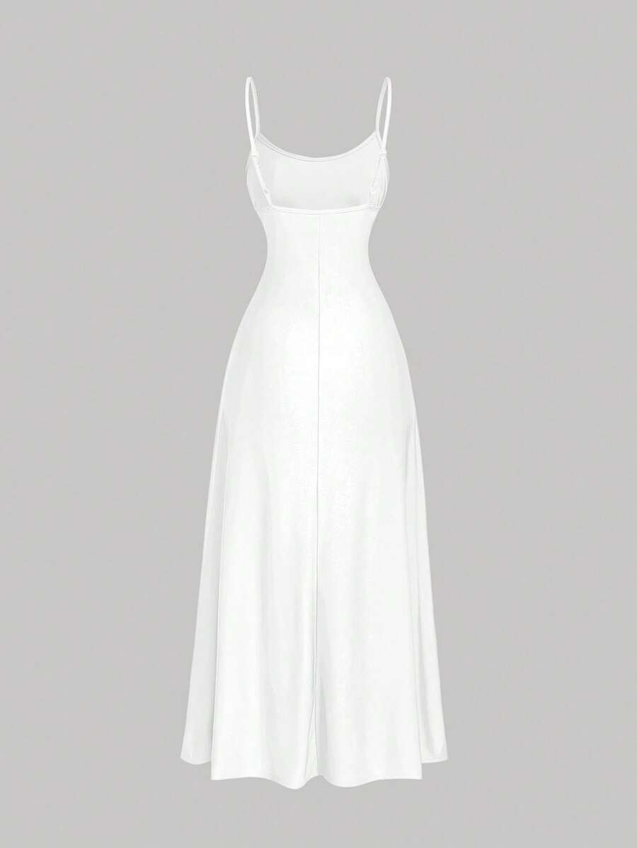 Vestido largo blanco de tirantes finos con corte elegante y falda fluida.