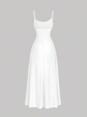 Detalle del escote y tirantes finos de un vestido blanco elegante.