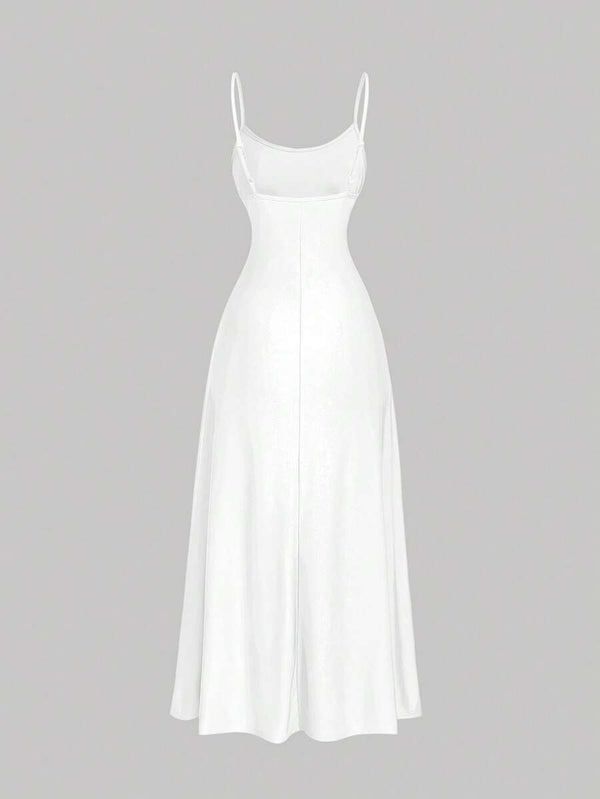 Detalle del escote y tirantes finos de un vestido blanco elegante.