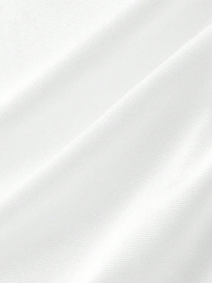 Parte inferior de un vestido largo blanco mostrando la caída de la tela y el bajo acampanado.