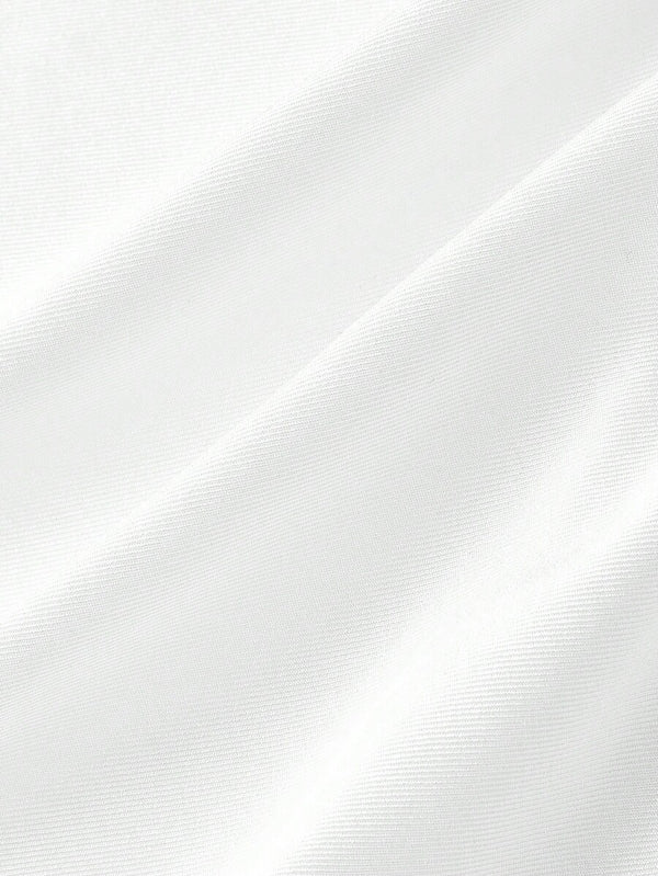 Parte inferior de un vestido largo blanco mostrando la caída de la tela y el bajo acampanado.