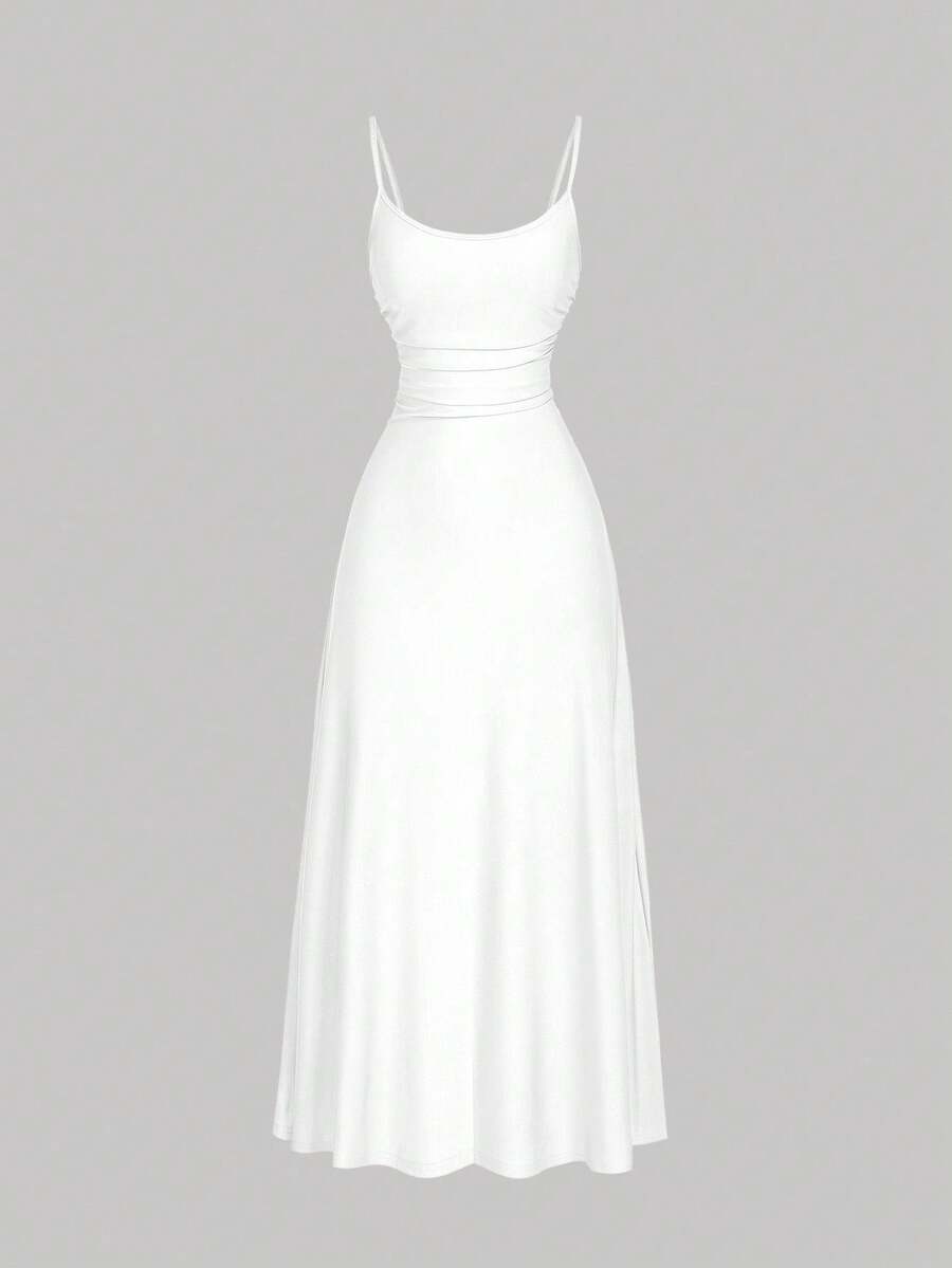 Vestido largo blanco de tirantes finos con corte elegante y falda fluida.