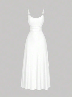 Vestido largo blanco de tirantes finos con corte elegante y falda fluida.