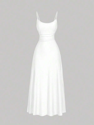 Vestido largo blanco de tirantes finos con corte elegante y falda fluida.