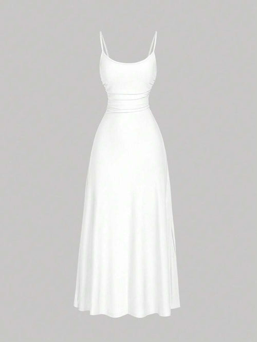 Vestido largo blanco de tirantes finos con corte elegante y falda fluida.