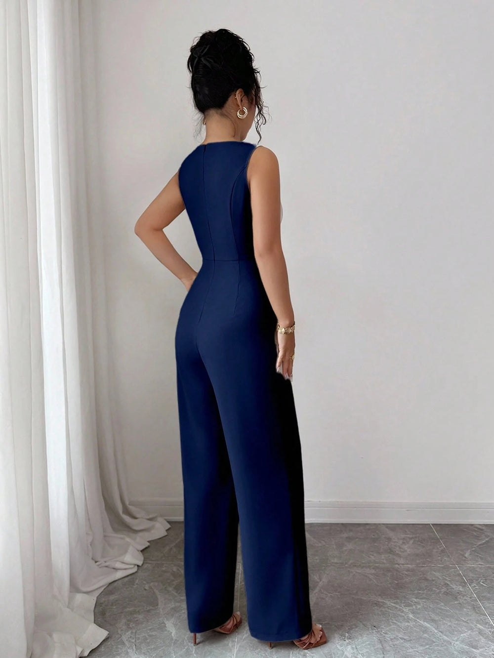 Mono largo azul marino elegante con cinturón vista frontal.