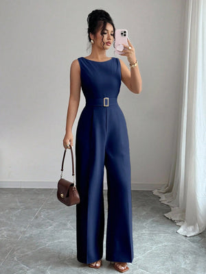 Mono largo azul marino elegante con cinturón completo.