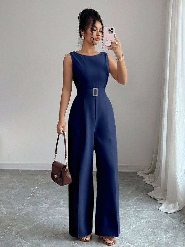 Mono largo azul marino elegante con cinturón completo.