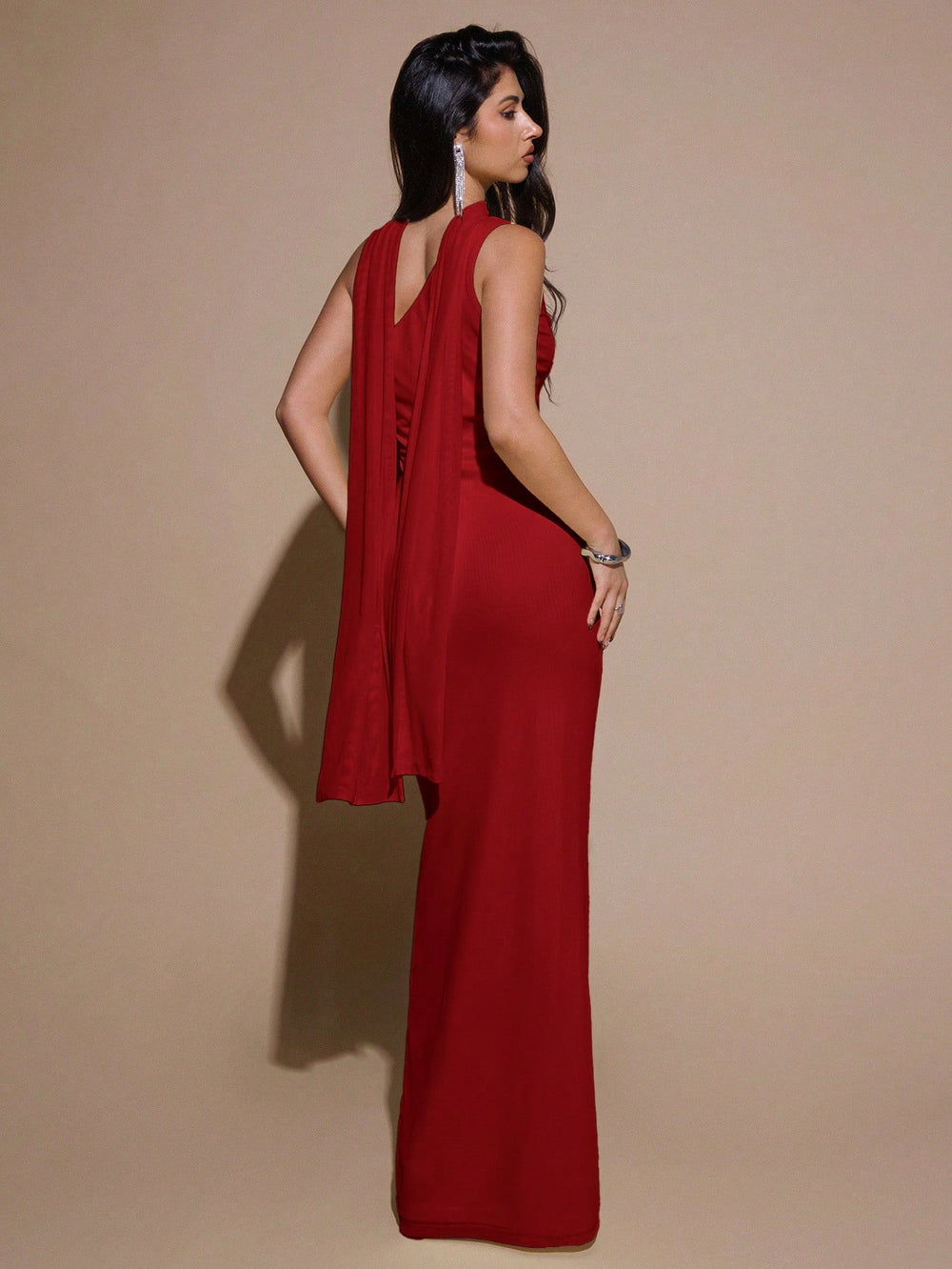 [Vista frontal de modelo luciendo el hermoso Vestido Largo Rojo Asimétrico.]