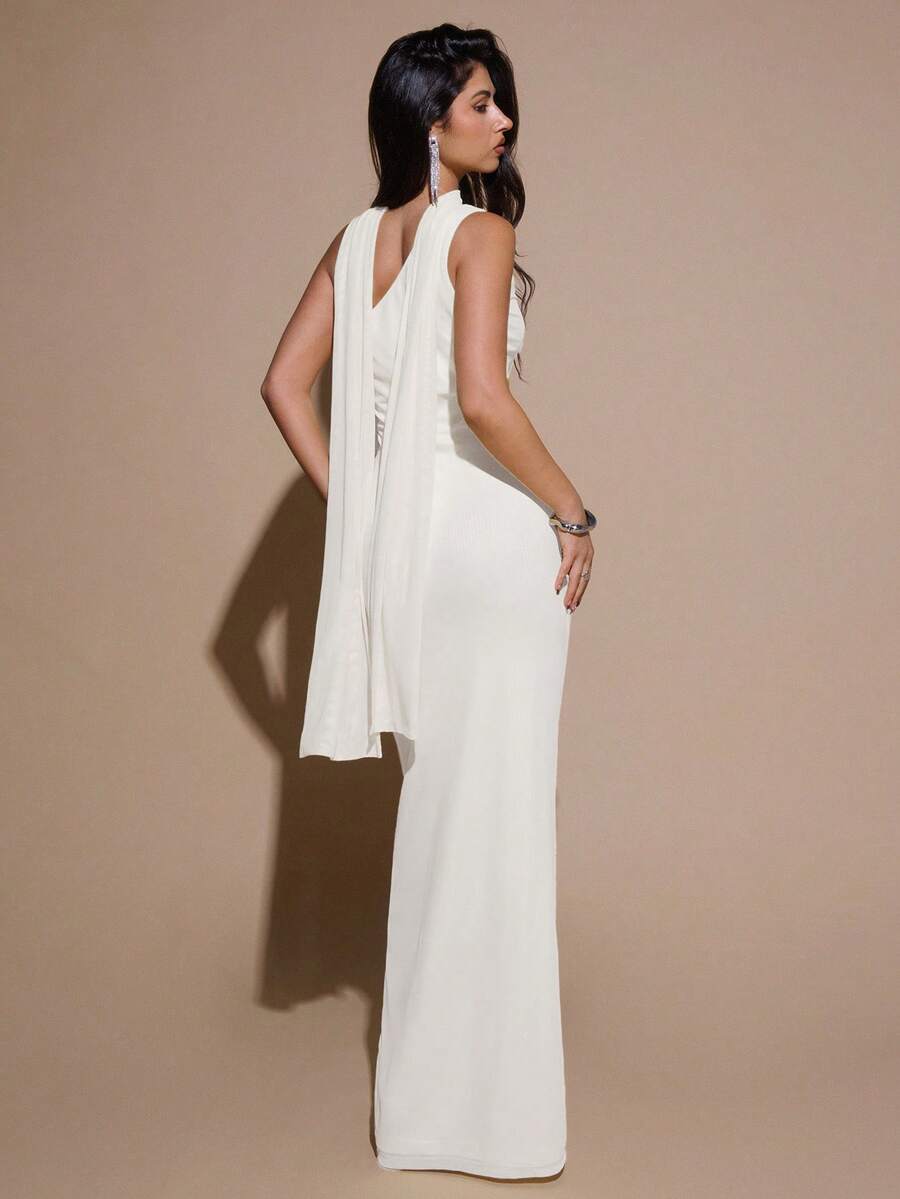 Mujer modelando un vestido largo blanco de un hombro con fruncido lateral.