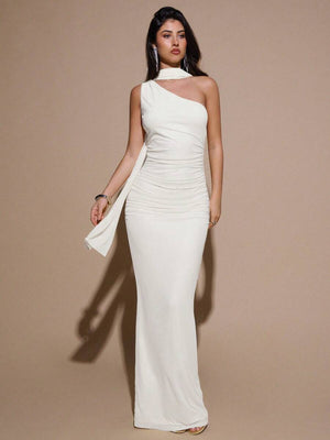 Mujer modelando un vestido largo blanco de un hombro con fruncido lateral.