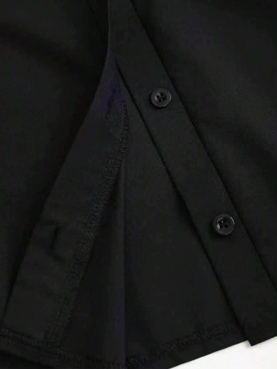 Vestido camisero negro de manga larga con cintura fruncida visto de frente.
