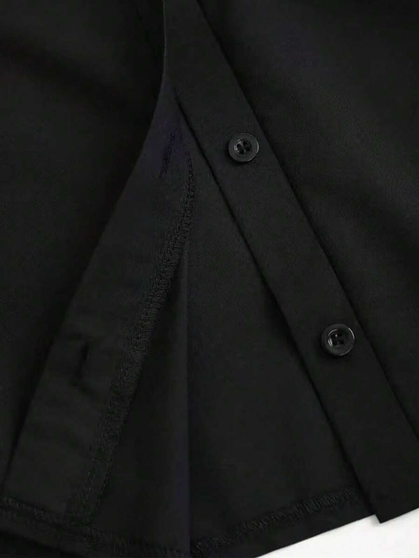 Detalle del cuello camisero y botones superiores del vestido negro.